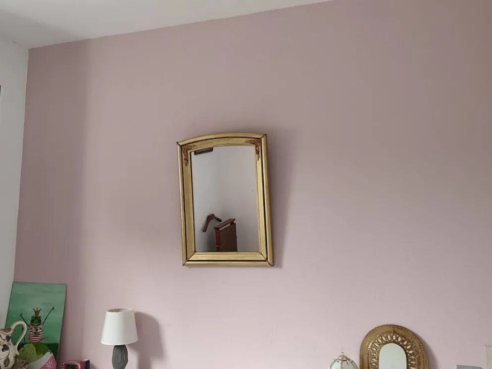Miroir art déco en bois doré et cintré aux décorations florales