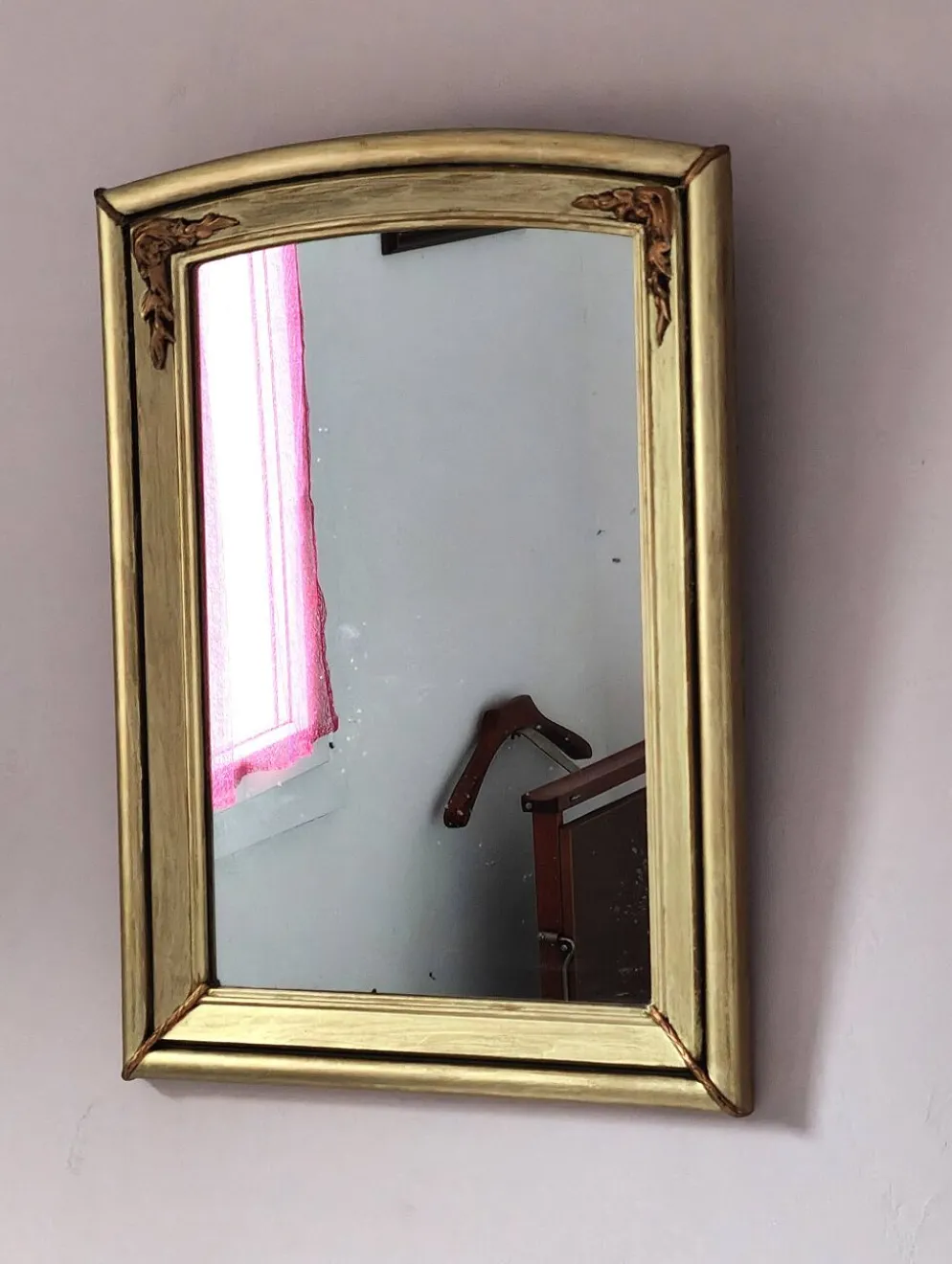 Miroir art déco en bois doré et cintré aux décorations florales