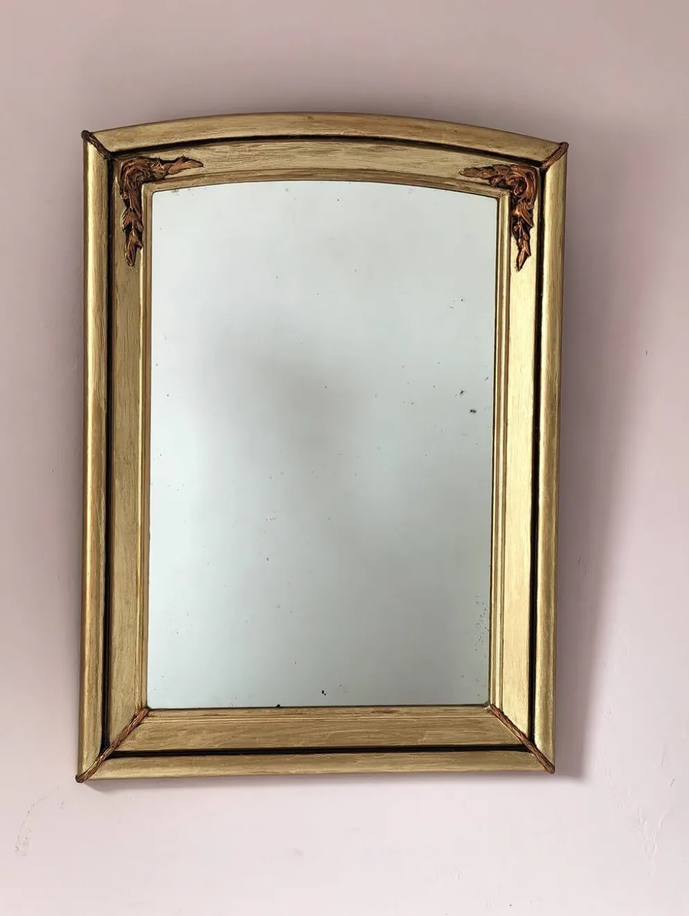 Miroir art déco en bois doré et cintré aux décorations florales