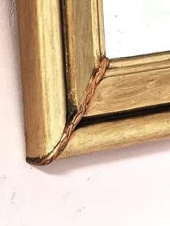 Miroir art déco en bois doré et cintré aux décorations florales