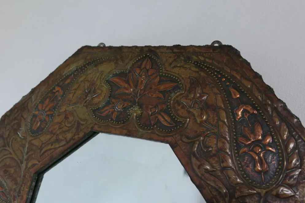Miroir artisanal biseauté en cuivre repoussé ancien - 54x45cm