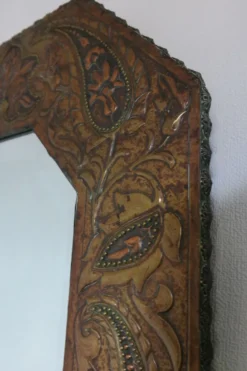 Miroir artisanal biseauté en cuivre repoussé ancien - 54x45cm