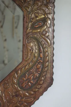 Miroir artisanal biseauté en cuivre repoussé ancien - 54x45cm
