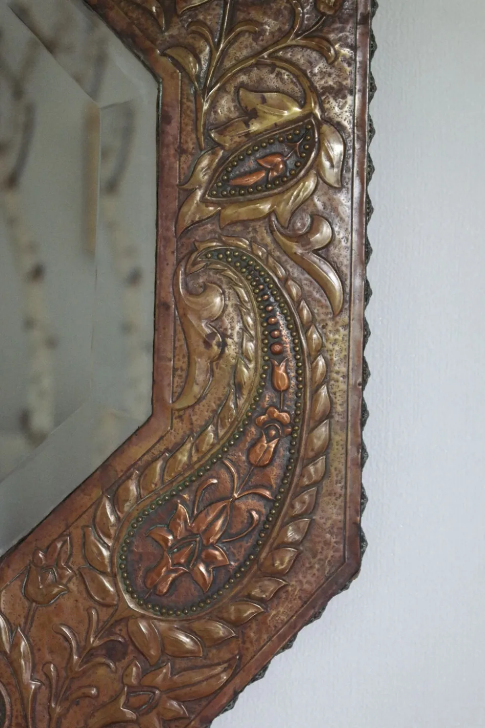 Miroir artisanal biseauté en cuivre repoussé ancien - 54x45cm