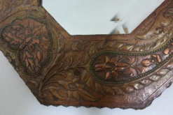 Miroir artisanal biseauté en cuivre repoussé ancien - 54x45cm