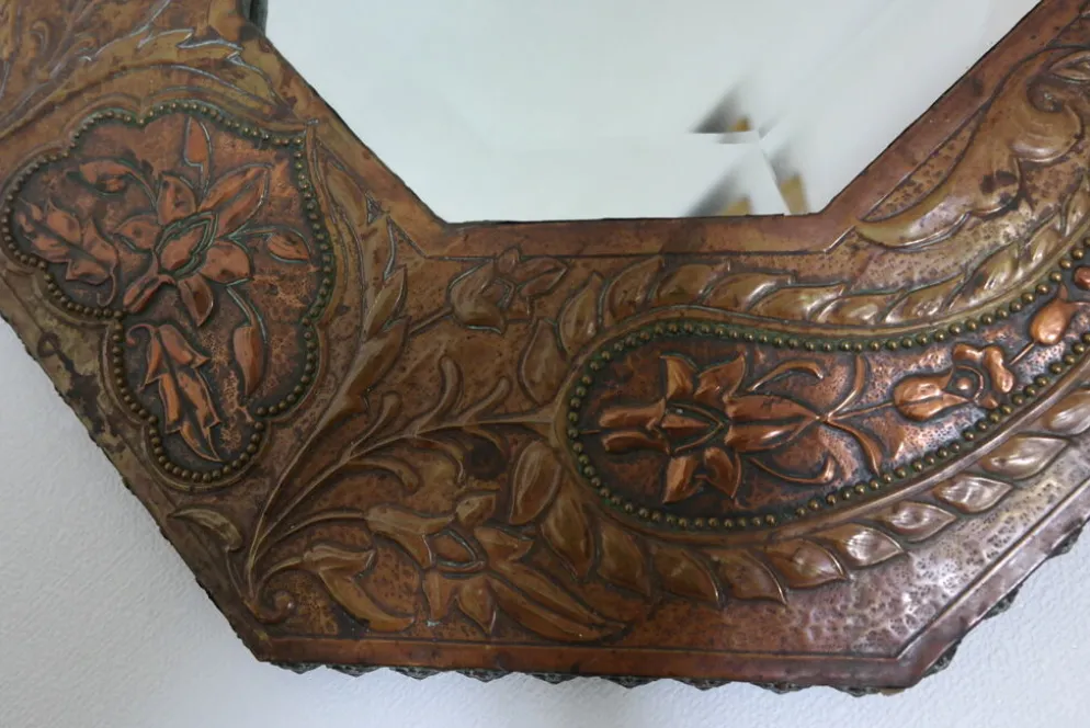 Miroir artisanal biseauté en cuivre repoussé ancien - 54x45cm