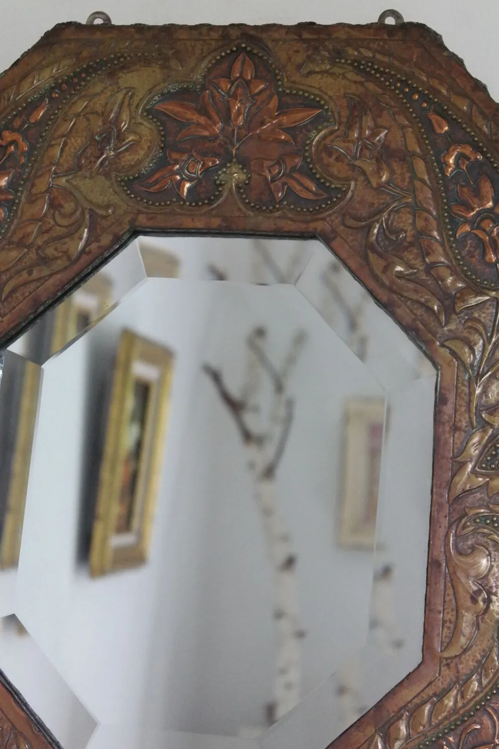 Miroir artisanal biseauté en cuivre repoussé ancien - 54x45cm
