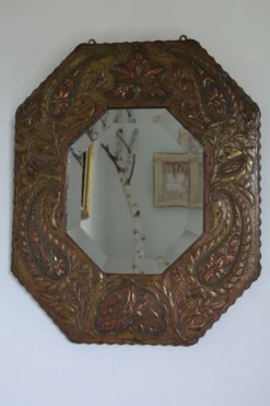 Miroir artisanal biseauté en cuivre repoussé ancien - 54x45cm