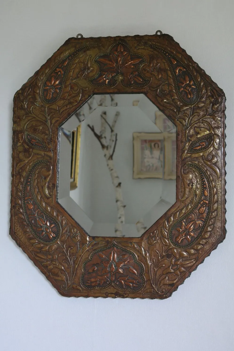 Miroir artisanal biseauté en cuivre repoussé ancien - 54x45cm