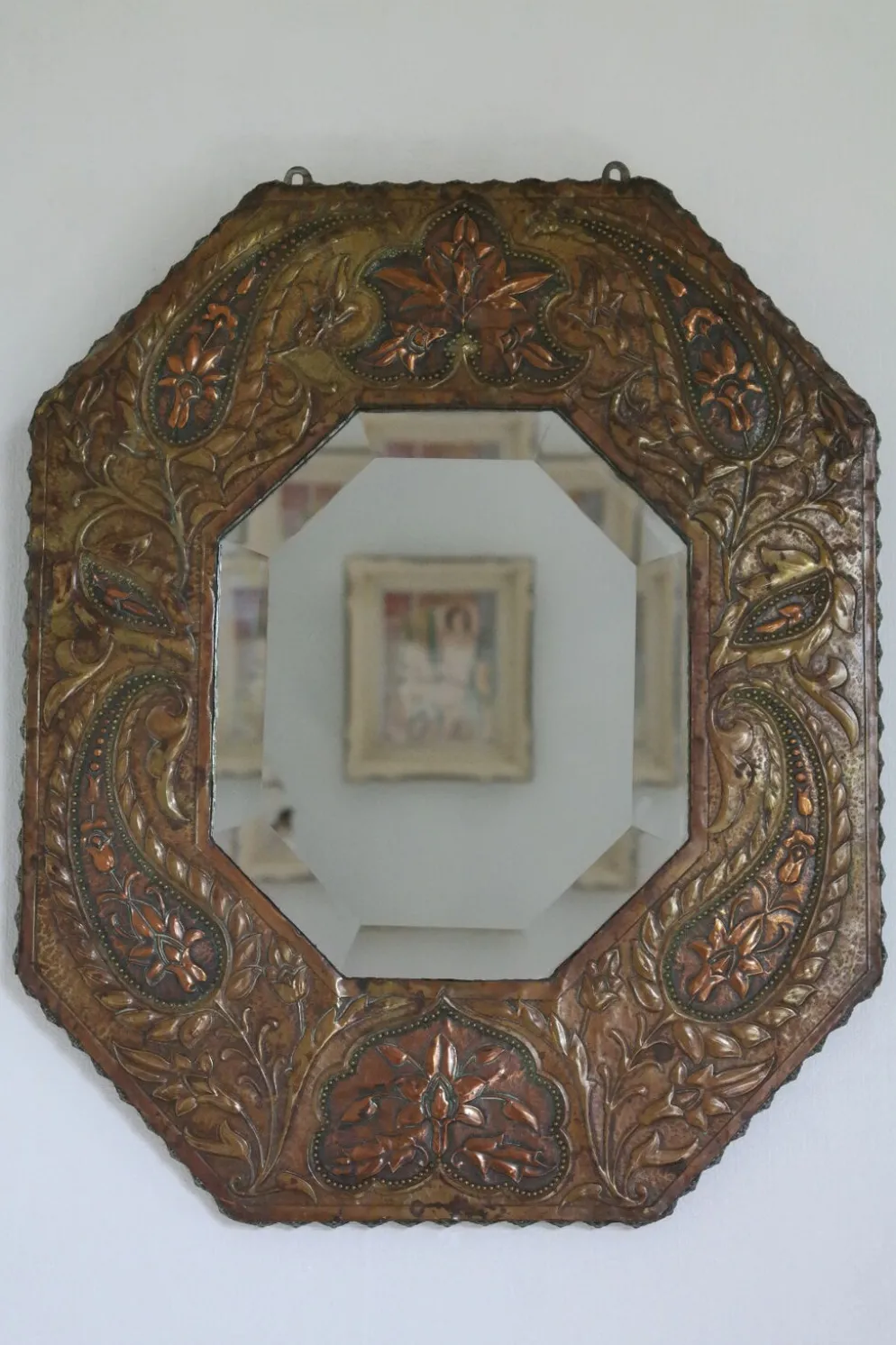 Miroir artisanal biseauté en cuivre repoussé ancien - 54x45cm