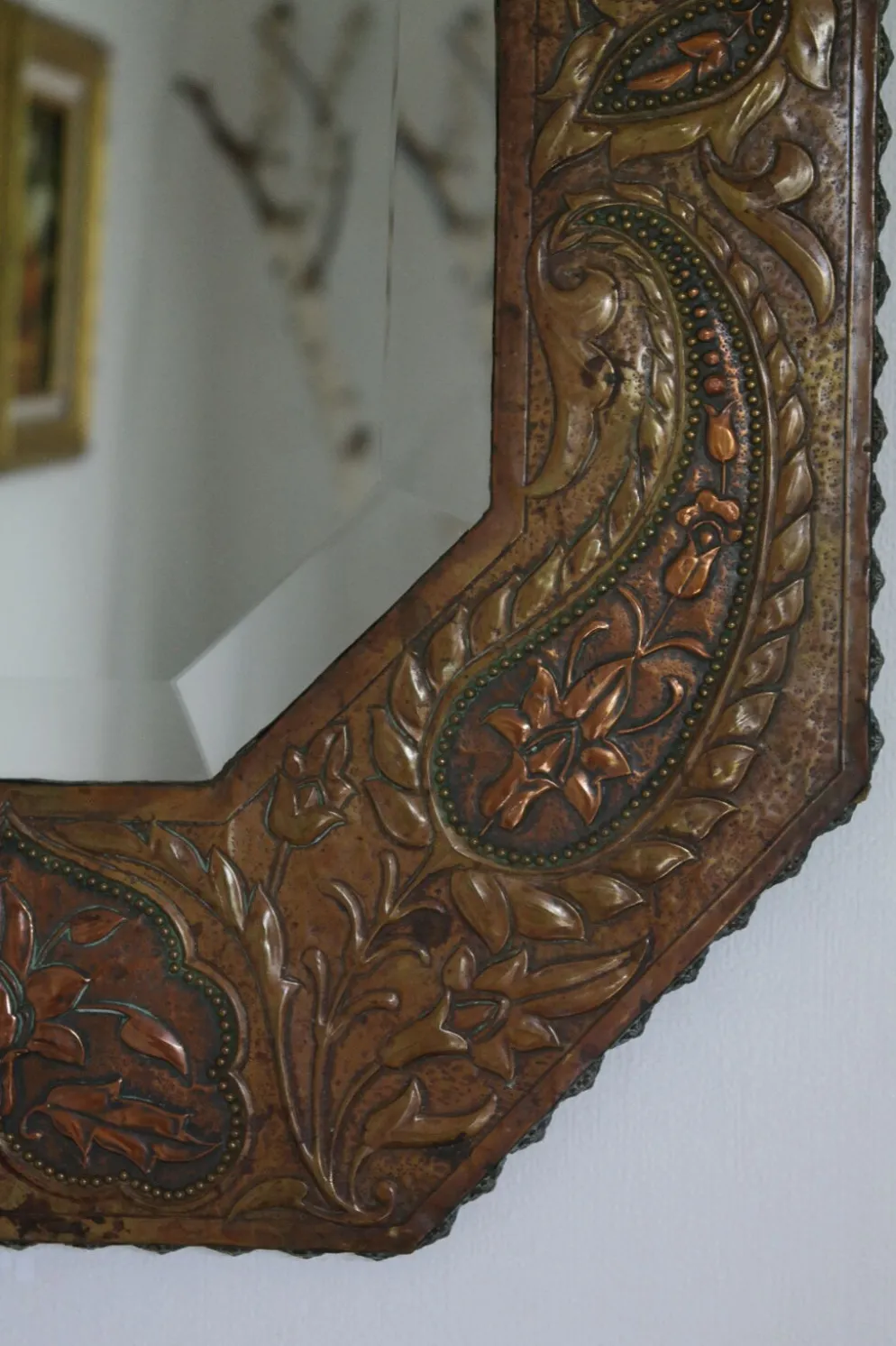 Miroir artisanal biseauté en cuivre repoussé ancien - 54x45cm