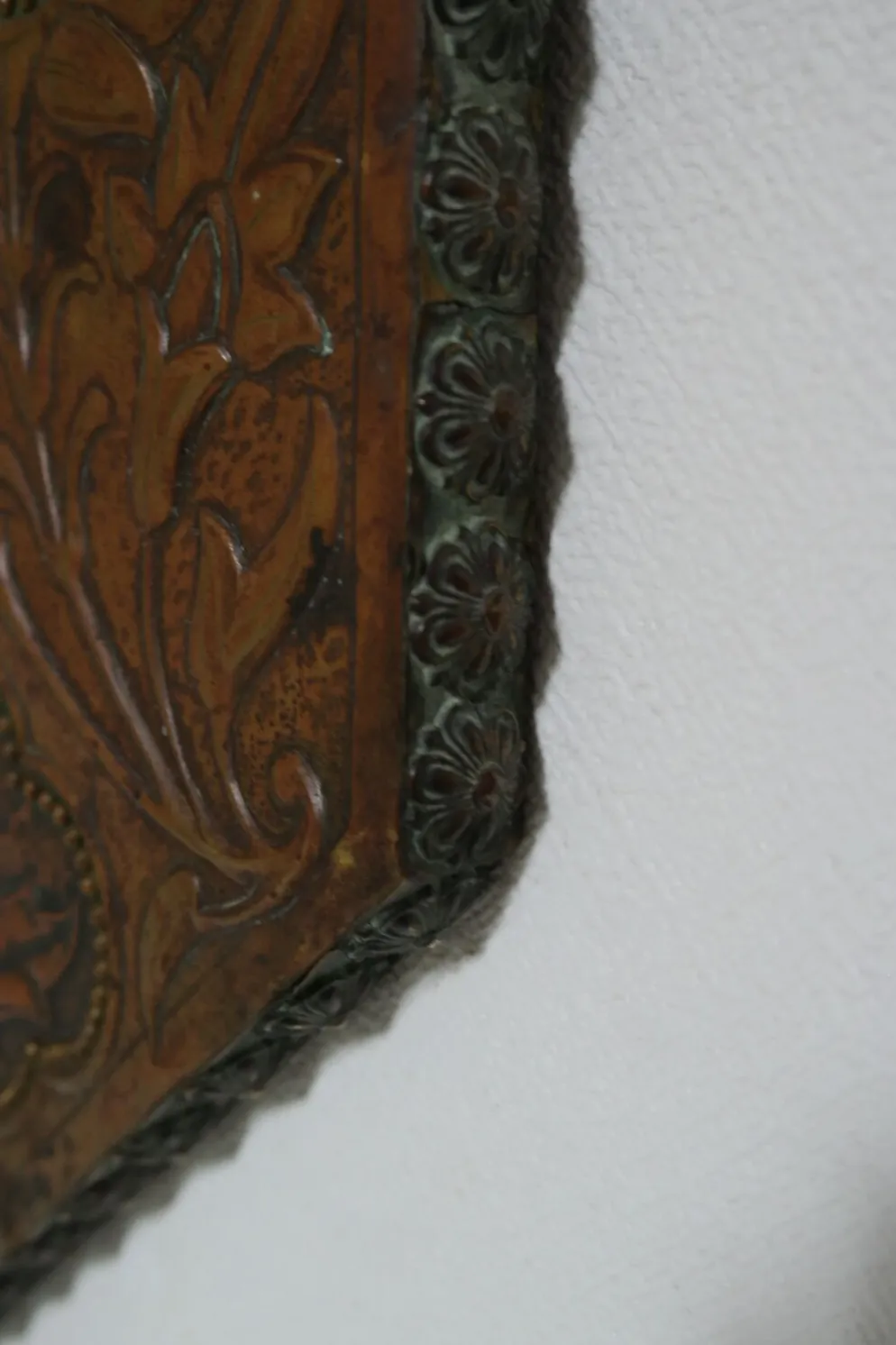 Miroir artisanal biseauté en cuivre repoussé ancien - 54x45cm