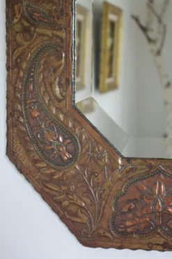 Miroir artisanal biseauté en cuivre repoussé ancien - 54x45cm