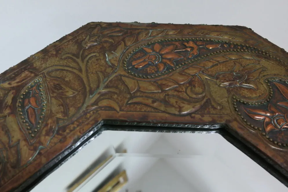 Miroir artisanal biseauté en cuivre repoussé ancien - 54x45cm