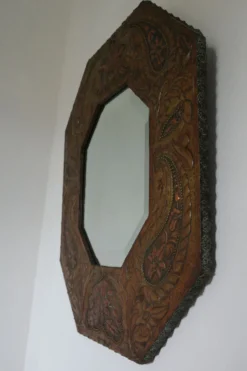 Miroir artisanal biseauté en cuivre repoussé ancien - 54x45cm