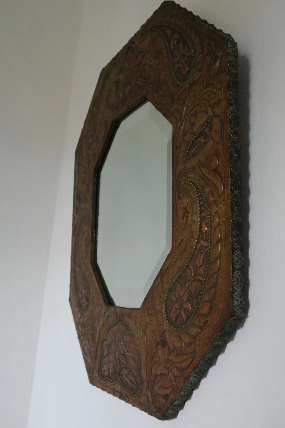 Miroir artisanal biseauté en cuivre repoussé ancien - 54x45cm