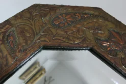 Miroir artisanal biseauté en cuivre repoussé ancien - 54x45cm