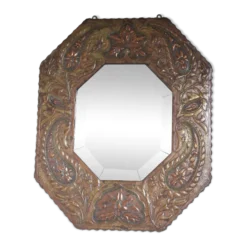 Miroir artisanal biseauté en cuivre repoussé ancien - 54x45cm