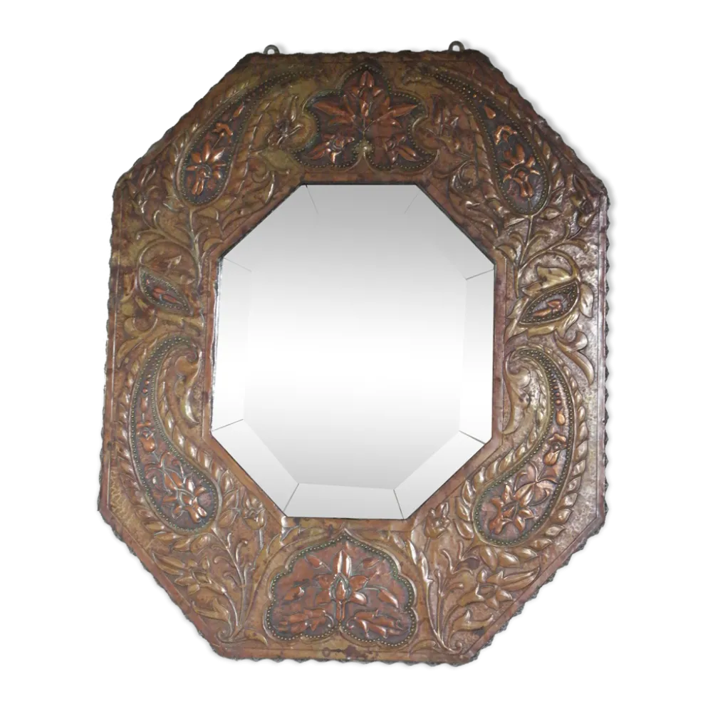 Miroir artisanal biseauté en cuivre repoussé ancien - 54x45cm