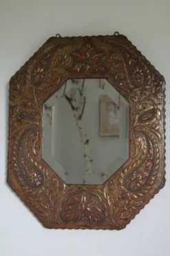 Miroir artisanal biseauté en cuivre repoussé ancien - 54x45cm