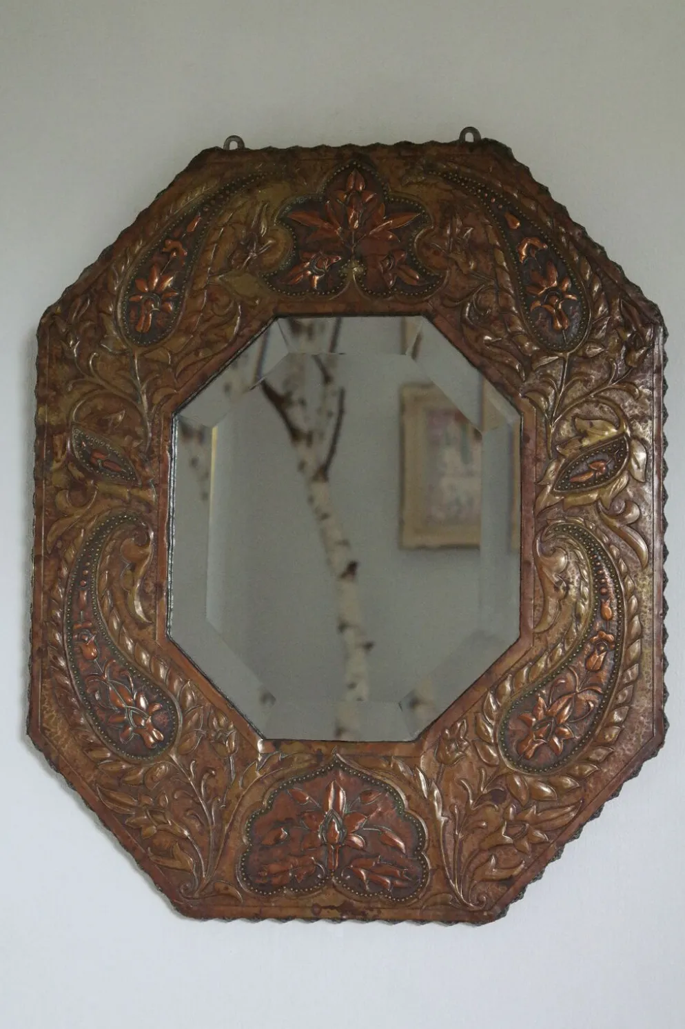 Miroir artisanal biseauté en cuivre repoussé ancien - 54x45cm