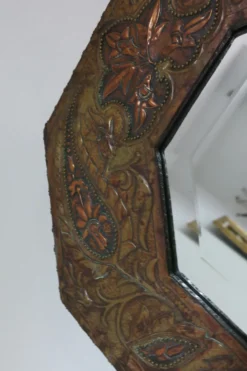 Miroir artisanal biseauté en cuivre repoussé ancien - 54x45cm