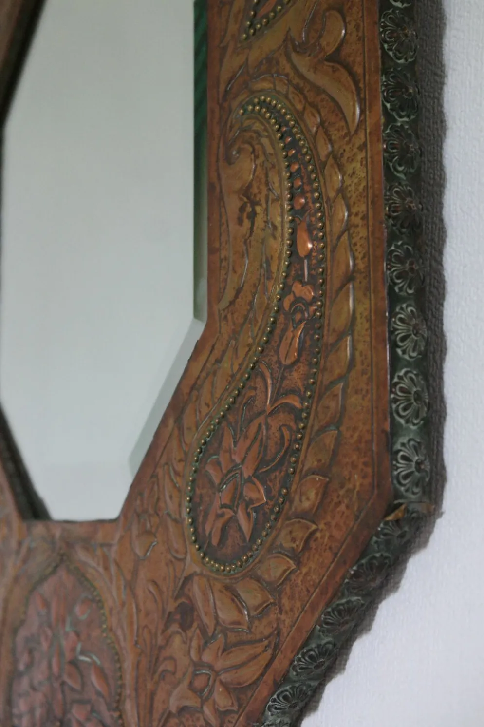 Miroir artisanal biseauté en cuivre repoussé ancien - 54x45cm