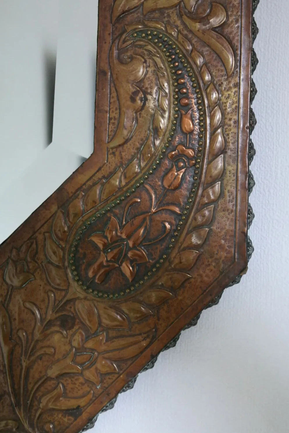 Miroir artisanal biseauté en cuivre repoussé ancien - 54x45cm