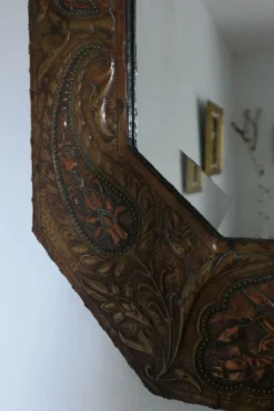 Miroir artisanal biseauté en cuivre repoussé ancien - 54x45cm