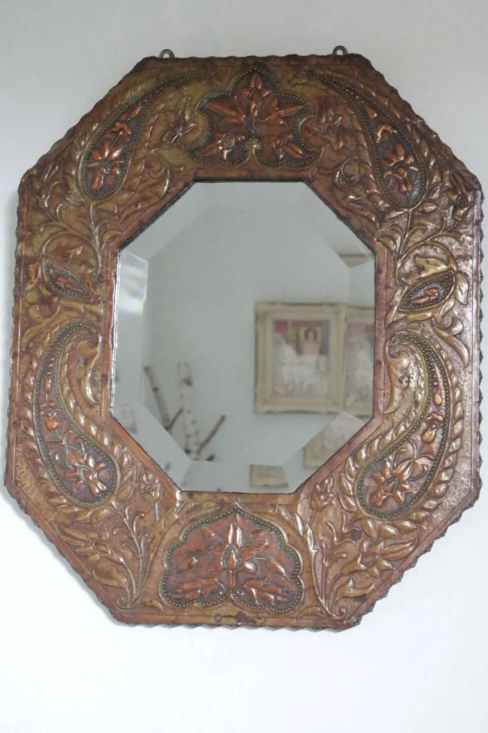 Miroir artisanal biseauté en cuivre repoussé ancien - 54x45cm