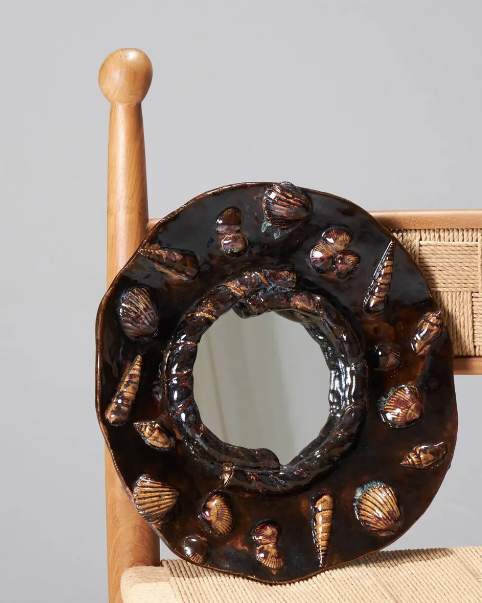 Miroir aux coquillages en grès émaillé