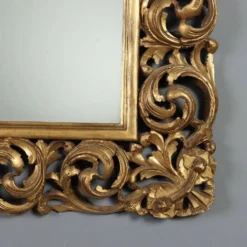 Miroir baroque ancien en bois sculpté et doré, Italie, XXe siècle