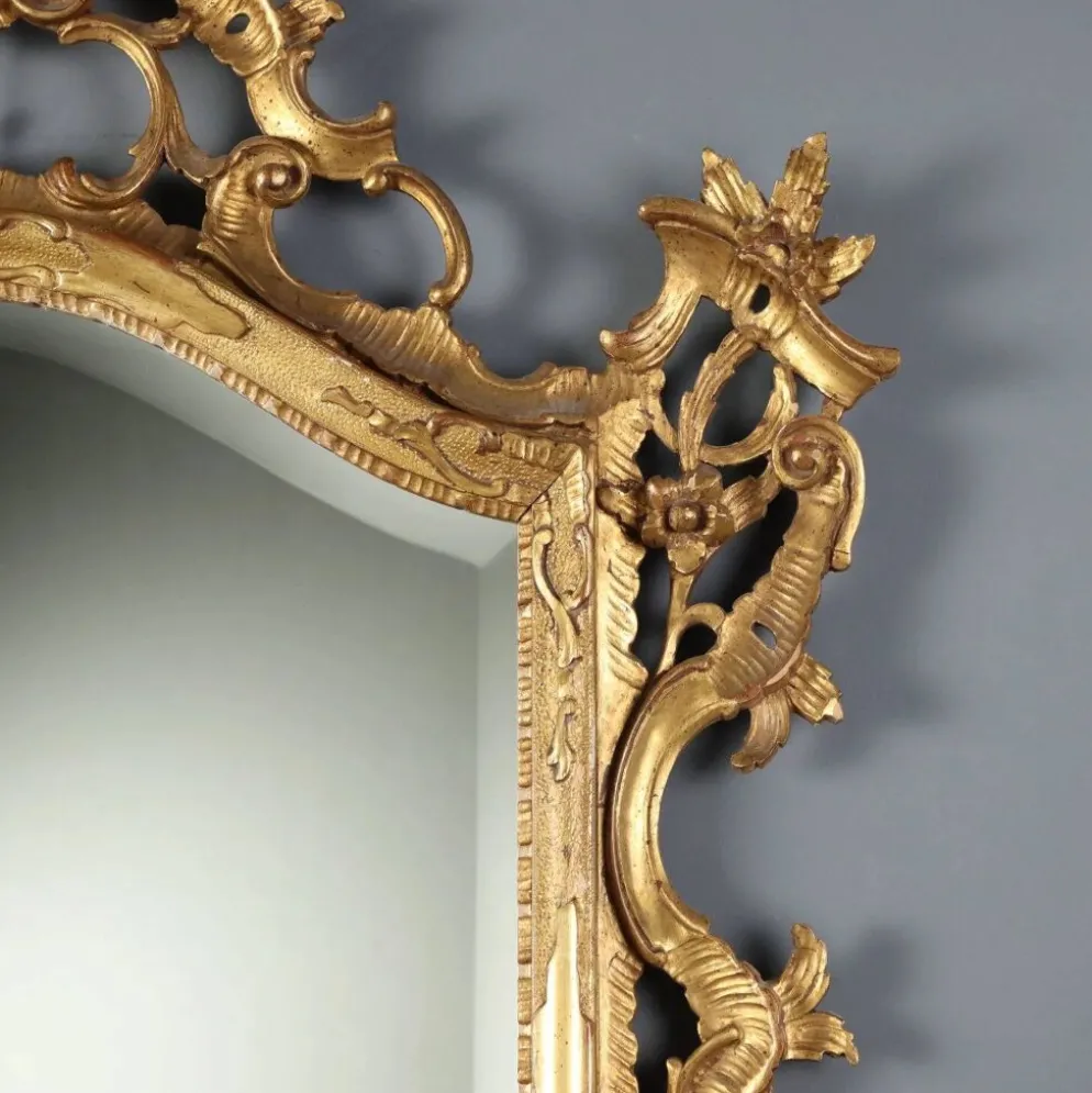 Miroir baroque ancien en bois sculpté et doré, Italie, XXe siècle