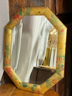 Miroir biseauté, de forme octogonale, en bois