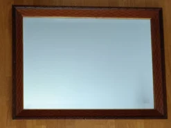 Miroir biseauté en bois sculpté et contour doré