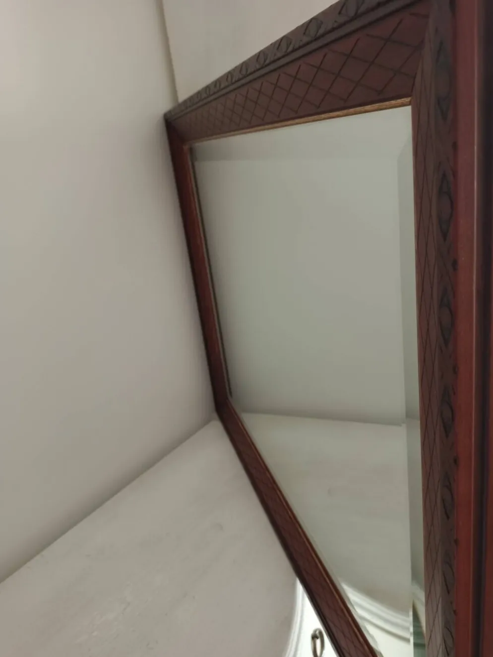 Miroir biseauté en bois sculpté et contour doré