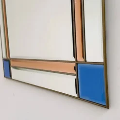 Miroir biseauté en laiton italien vintage rare, de couleur bleue et pêche, des années 1980.