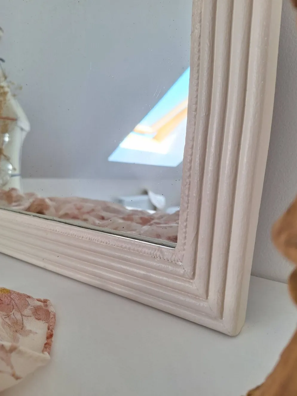 Miroir biseauté et mouluré beige