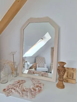 Miroir biseauté et mouluré beige