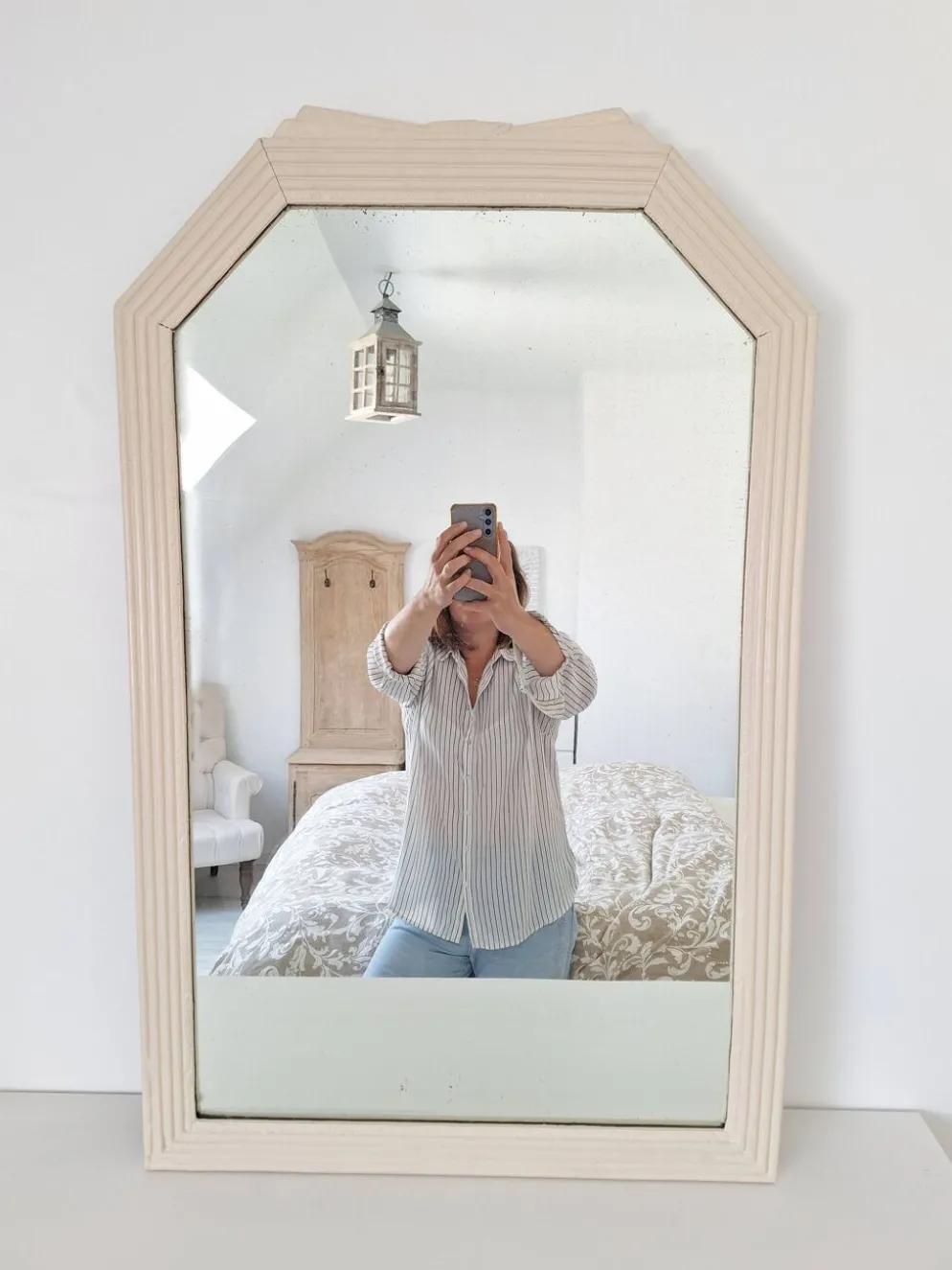 Miroir biseauté et mouluré beige