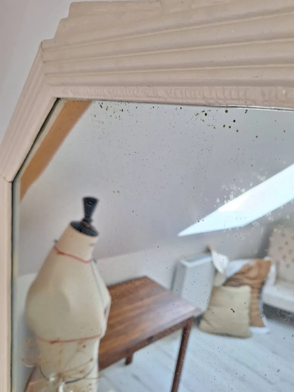 Miroir biseauté et mouluré beige