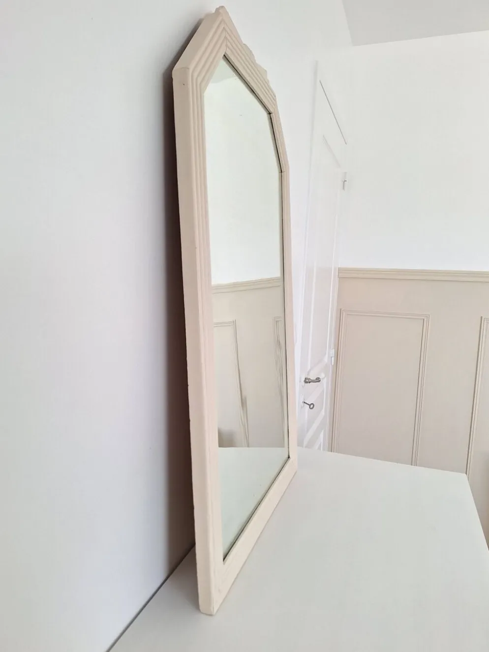 Miroir biseauté et mouluré beige