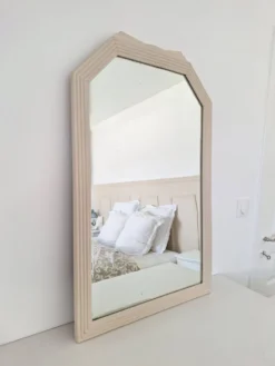 Miroir biseauté et mouluré beige