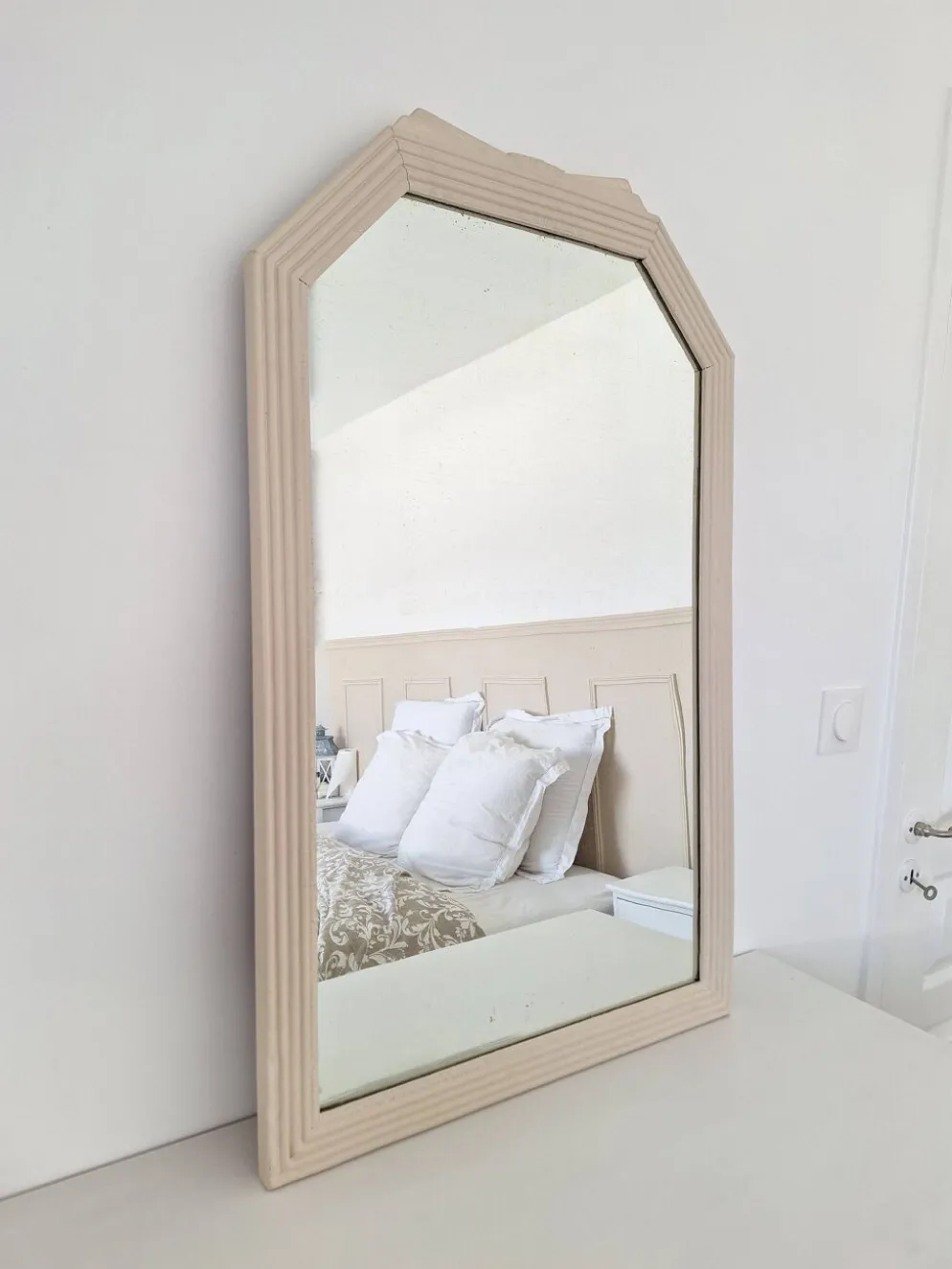 Miroir biseauté et mouluré beige
