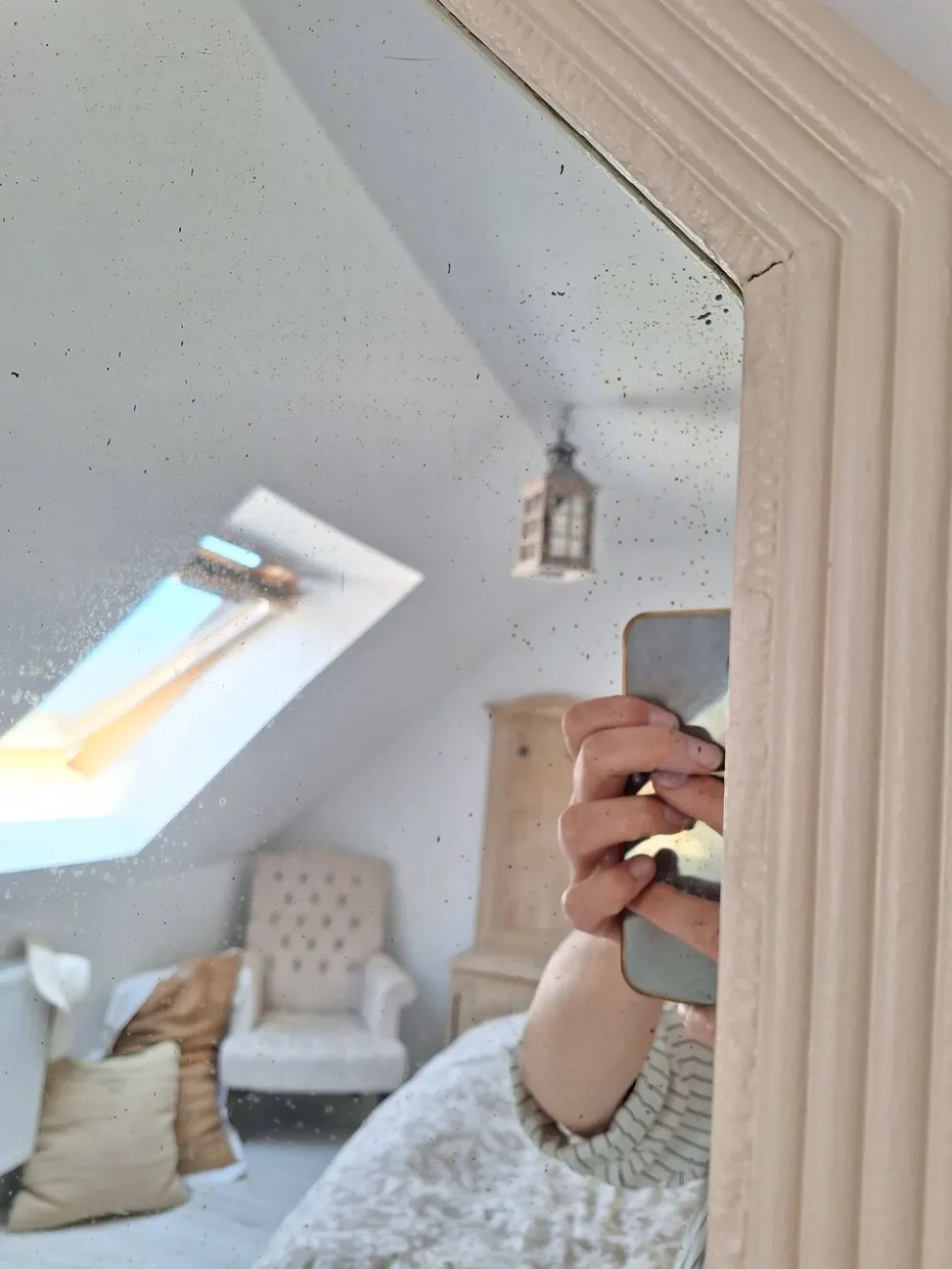 Miroir biseauté et mouluré beige