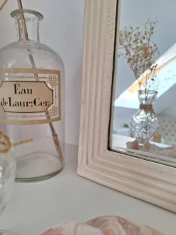 Miroir biseauté et mouluré beige