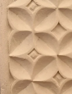 Miroir blanc aux fleurs sculptées