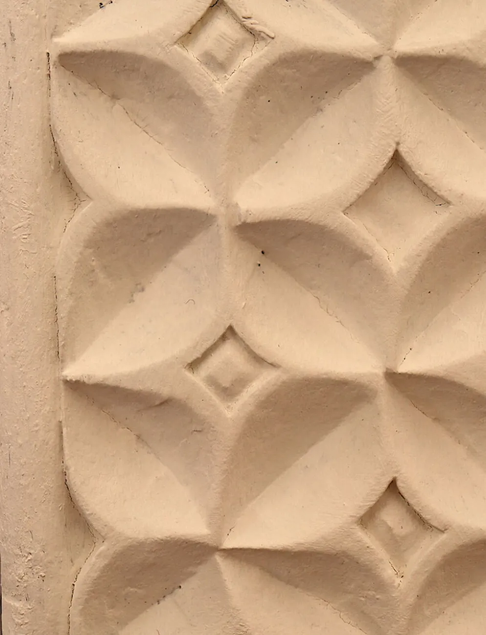 Miroir blanc aux fleurs sculptées