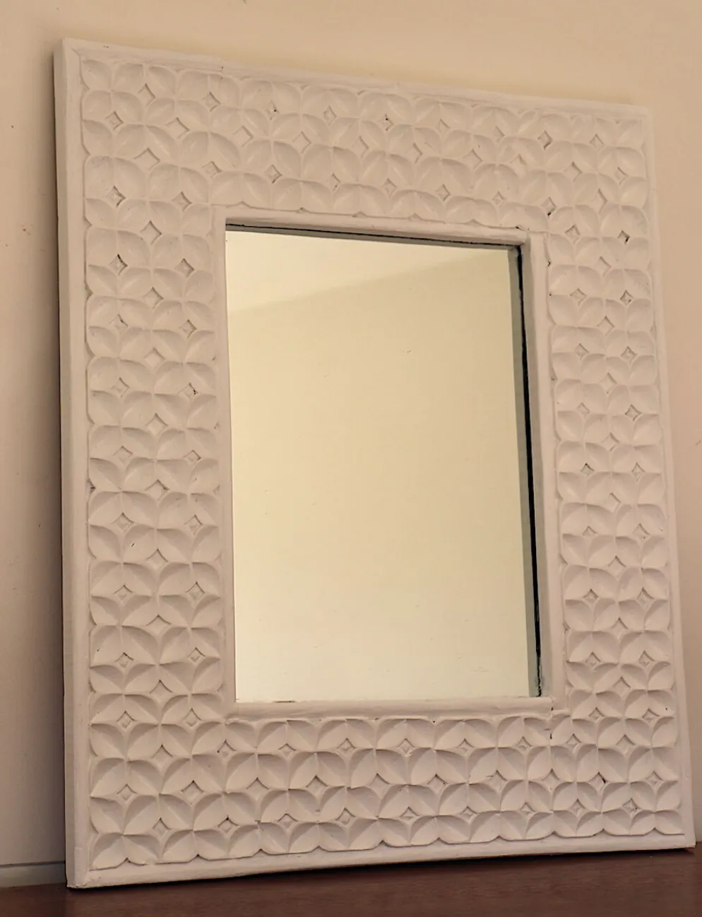 Miroir blanc aux fleurs sculptées