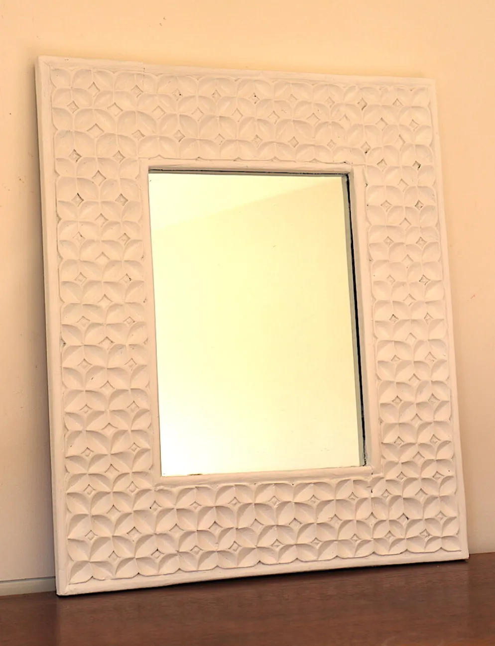 Miroir blanc aux fleurs sculptées